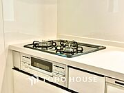 可能な限り余計なものを省いた3口コンロ。美しさと機能性を兼ね備えたスタイルはきっと何年もあなたの味方です。