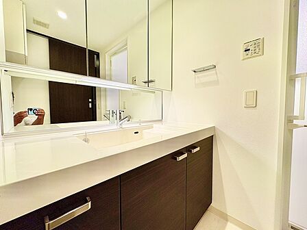【Wash basin】十分な大きさの洗面台は収納力大。身だしなみチェックや歯磨きなど、朝の慌ただしい時間でも余裕とゆとりを感じられる。