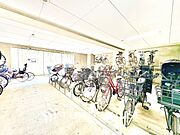整然と並んだ自転車。居住者のモラルの高さが伺える。