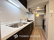 【Kitchen】美しく使いやすいキッチンは油汚れが簡単に拭き取れる素材で加工されており、浄水器シャワーから流す水の音を軽減する静かなシンクを採用。見えないところにさり気ない配慮が嬉しい