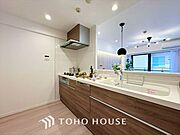 【KITCHEN】◆ワクワク◆開放的で機能性も高いシステムキッチン。お子様は毎日のご飯にワクワク！