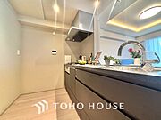 ◆愛育◆キッチンは家族の絆を育む大切な空間。シンプルで使い易いSystemKitchenで愉しく作る料理は愛情のある美味しいご馳走に。家族で使える広々としたダイニングキッチンです。