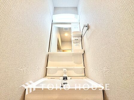 【洗面化粧台】朝の身支度もスムーズにこなせそうなスペースです。