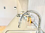 ◆今宵の食卓◆ダウンライトに反射するグラスを眺めながらワインを注ぐ。トクトクと心地いい音をさせながら、フランスの古城を思わせる薫りがたちこめ、とても幸せな時を過ごせる。