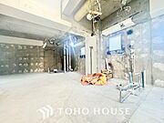 【living】居心地のいい暮らしには欠かせない眩い採光。ゆったりとした幅の窓からこの空間に降り注ぐ採光が絶えない。明るいリビングこそ居心地のいい暮らしが待っているのだと思う。