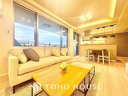 【living】居心地のいい暮らしには欠かせない眩い採光。ゆったりとした幅の窓からこの空間に降り注ぐ採光が絶えない。明るいリビングこそ居心地のいい暮らしが待っているのだと思う。