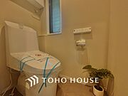 清潔感あるホワイト調のクロスと温もり溢れるモダンカラーの床材が見事に調和した本邸宅は、毎日の生活を少しでも快適に過ごして頂ける様に落ち着いた雰囲気作りから行っています。