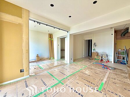 誰もが住みたい街。その風貌は、暮らしの誇りと輝きを物語る。都会の喧騒を脱いでいく。こころのタイムトンネル。洗練と緑の共演が、憩いの空間。