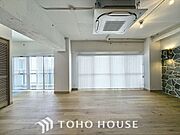 居心地のいい暮らしには欠かせない眩い採光。ゆったりとした幅の窓からこの空間に降り注ぐ採光が絶えない。明るいリビングこそ居心地のいい暮らしが待っているのだと思う。