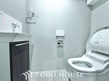 清潔感あるホワイト調のクロスと温もり溢れるモダンカラーの床材が見事に調和した本邸宅は、毎日の生活を少しでも快適に過ごして頂ける様に落ち着いた雰囲気作りから行っています。