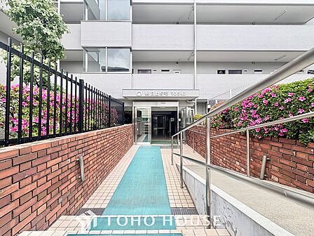 太陽に愛された邸は、陽当り・通風に優れた魅力的で快適さを追求した邸宅でした。
