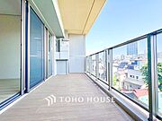 【バルコニー】朝の光も夕暮れの空気も、夜の風もすべてを受け止めてくれる。夜空の下で一人泣きたい時もある。