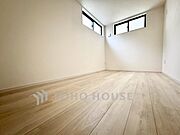 【Private Room】やわらかな光が差し込む朝。書斎にも、子ども部屋にも使える柔軟な設計。暮らしに合わせて変化できる一室です。