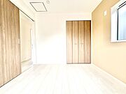 【居室】主寝室としても、お子様のお部屋としても使いやすい一室です。