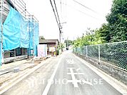 【前面道路】ゆとりのある前面道路に面し、開放感のある住環境が魅力。