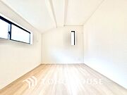 【居室】主寝室としても、お子様のお部屋としても使いやすい一室です。