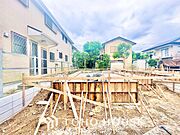◆瀟洒な空間◆折り上げ天井にデザインクロスを這わせ、加えて6連のダウンライトが見事に調和させた瀟洒なリビングルーム。ここに集まる家族の会話と笑顔が絶え間なく続く幸せな空間。