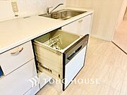 家事の最も強い味方の一つ・・ビルトイン型の食器洗浄乾燥機。手洗いでは落ちない汚れも高温・高圧ですっきり。大幅な時短になるのが嬉しい。