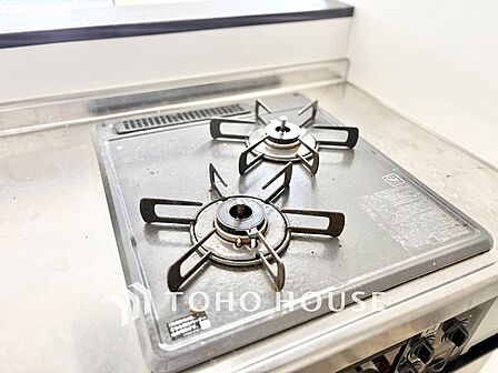 2口ガスコンロを備えた使い勝手の良いキッチン。複数の料理を同時に進められ、毎日の家事効率を高めます。