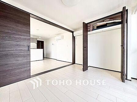 クローゼットを備えた収納力のある洋室。お部屋を広々と使える、機能性に優れた空間です。