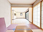 ◆リビング◆家族の温かみ、子供の成長、木々のささやき、星々の歌声。自然と調和し緑と語り合い、そんな環境に恵まれ家族は1歩ずつ前進する。だんらんリビングで今日も家族の明日への誓い。