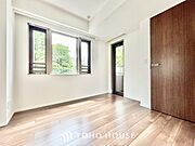 ◆間接照明◆オレンジ色の光が僕達を大人な気分にさせる。静かで優しく語りかけるその光は、今日の終わりを告げてくれ、でも明日にはいい事が必ず来るよ。そんな囁きが聞こえてくる