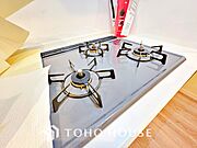キッチンは家族の絆を育む大切な空間。シンプルで使い易いシステムキッチンで愉しく作る料理は愛情のある美味しいご馳走に。家族で使えるダイニングキッチンです。