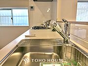 キッチンは家族の絆を育む大切な空間。シンプルで使い易いシステムキッチンで愉しく作る料理は愛情のある美味しいご馳走に。家族で使えるダイニングキッチンです。