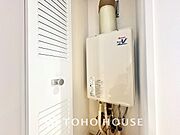 気持ちの良い朝をつくりだし、夕方には笑顔を取り戻させてくれるミラー。パウダールームはいつでも本来の自分を取り戻せる空間。明るく仕上げてあります。