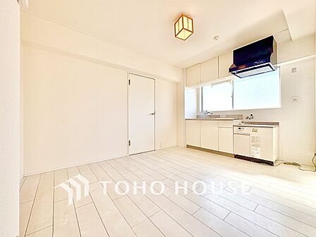 【リビング】明るい陽光が差し込み、毎日の暮らしをやさしく包み込む。