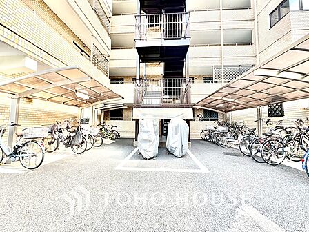 【駐輪場】敷地内に駐輪場を備え、自転車での通勤・通学やお買い物にも便利。快適な暮らしを支える嬉しい設備です。