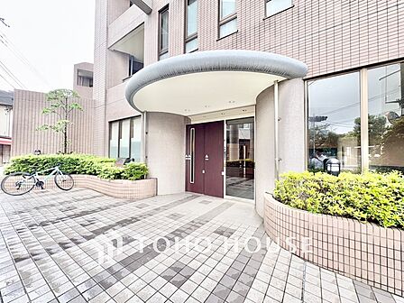 優雅なアーチ状の庇が印象的なエントランス。住まう方やゲストを上質な空間へと迎え入れます。