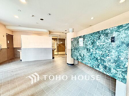 開放感あふれるエントランスホール。住まう方やゲストを優雅に迎える、ゆとりある共用空間です。