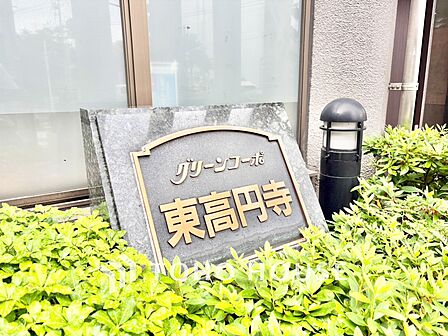 住まいの顔となる館銘板。緑に囲まれた落ち着きある佇まいが、マンションの品格を感じさせます。