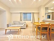 叶えたかったのは落ち着きのあるナチュラルな風合い、そして開放感があるリビング。優雅な気分に浸れる幸せな時間を家族が自然と集まりたくなるこの空間で。