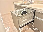 キッチンは家族の絆を育む大切な空間。シンプルで使い易いシステムキッチンで愉しく作る料理は愛情のある美味しいご馳走に。家族で使えるダイニングキッチンです。