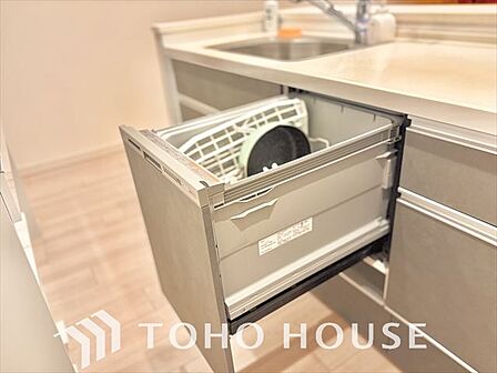キッチンは家族の絆を育む大切な空間。シンプルで使い易いシステムキッチンで愉しく作る料理は愛情のある美味しいご馳走に。家族で使えるダイニングキッチンです。