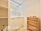 気持ちの良い朝をつくりだし、夕方には笑顔を取り戻させてくれるミラー。パウダールームはいつでも本来の自分を取り戻せる空間。明るく仕上げてあります。