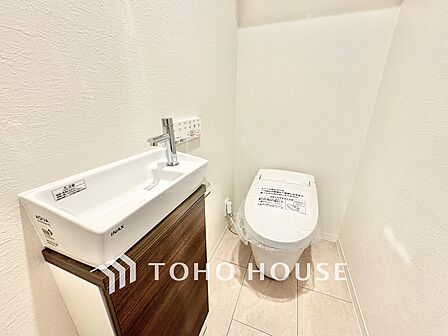 清潔感あふれるトイレスペース。温水洗浄便座を備え、毎日快適にお使いいただけます。シンプルで飽きのこないデザインも魅力です。