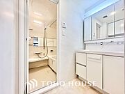 【WASHROOM】◆快適◆煌びやかな暮らしの中にも忘れたくない快適さ。大きな収納が助けてくれます。