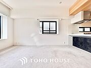 【LIVING】光が燦々と入り、家族の笑顔を照らす。「いつまでも続いて」と願う夢のような毎日がここにある。