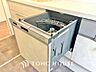 キッチン：キッチンは家族の絆を育む大切な空間。シンプルで使い易いシステムキッチンで愉しく作る料理は愛情のある美味しいご馳走に。家族で使えるダイニングキッチンです。