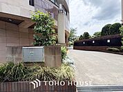 ◆木漏れ日◆の様な採光が優しく足元を照らし、心地いい暮らしの道しるべを写し出す。この空間で過ごす家族との語らいの時間がとても素敵で幸せを感じるかもしれない。【Holiday of a home】