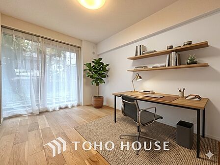 ここはみんなが集い、食事と楽しい会話が始まる場所。話に夢中になりすぎて、ついつい時を忘れ、夜半過ぎになってしまう。そんな束の間の幸せを感じさせてくれます。