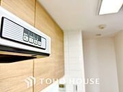 【KITCHEN】◆開放的◆後片付けが楽なシステムキッチン。収納スペースの充実！
