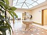 エントランス：【ENTRANCE】◆家族◆家で家族と過ごす時間は限られている。帰りを待つ家族の元へと急ぐときの弾む思い。そんな思いを引き立てる邸宅。