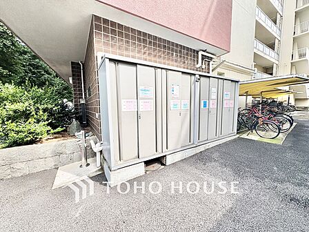 敷地内にゴミ置き場を設置。忙しい毎日の中でも、気軽にゴミ出しができる便利な共用設備です。