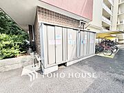 敷地内にゴミ置き場を設置。忙しい毎日の中でも、気軽にゴミ出しができる便利な共用設備です。