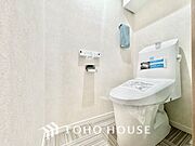 【RESTROOM】◆清潔感ある空間◆ホワイト調のクロスと温もり溢れるモダンカラーの床材が見事に調和した本邸宅は、毎日の生活を少しでも快適に過ごして頂ける様に落ち着いた雰囲気作りから行っています。