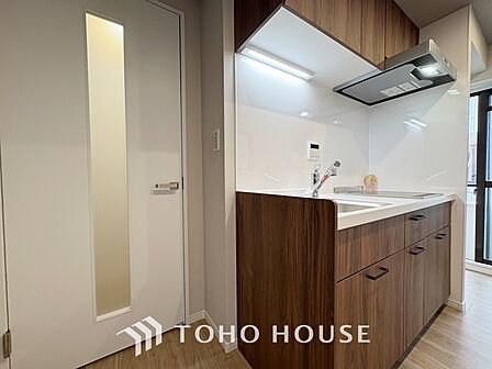 【Kitchen】美しく使いやすいキッチンは油汚れが簡単に拭き取れる素材で加工されており、浄水器シャワーから流す水の音を軽減する静かなシンクを採用。見えないところにさり気ない配慮が嬉しい